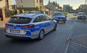 Miejsce wypadku drogowego. Policjanci wykonują czynności na miejscu zderzenia