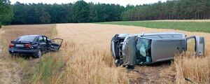 samochody Renault i Audi poza drogą na polu , Audi wywrócone na lewy bok