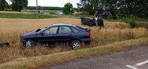 samochody renault i audi poza drogą na polu , audi wywrócone na lewy bok, widok skrzyżowania