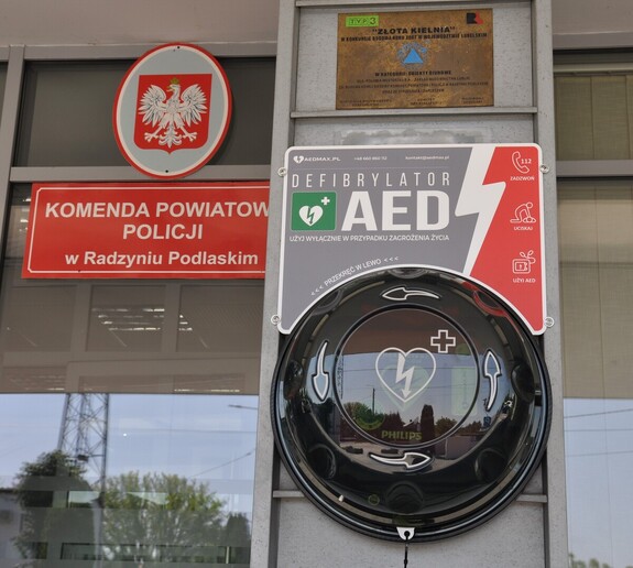 Urządzenie AED zamontowane na ścianie budynku