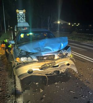 Uszkodzony samochód marki Volvo stoi na jezdni