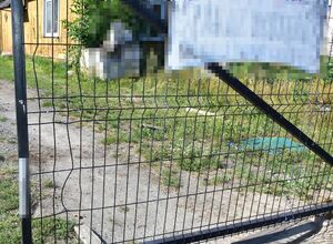 pogięte przęsło bramy wykonane z metalowego panelu ogrodzeniowego