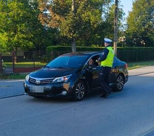 Policjant sprawdza stan trzeźwości kierującej