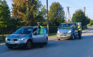 Policjanci sprawdzają stan trzeźwości kierujących