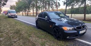 Samochód BMW stoi na jezdni