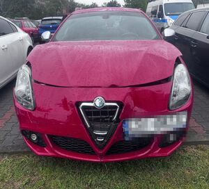 Uszkodzony samochód marki Alfa Romeo stoi na parkingu