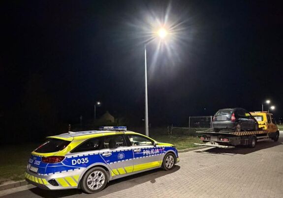 radiowóz i citroen na holowniku