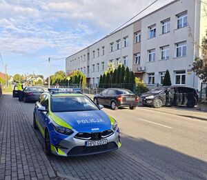 Policjant w trakcie kontroli drogowej