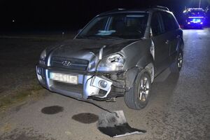 Uszkodzony Hyundai stoi na jezdni