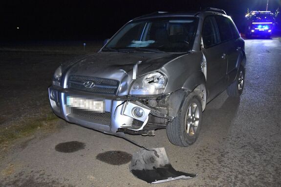 Uszkodzony Hyundai stoi na jezdni