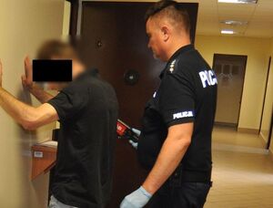 zatrzymany mężczyzna i policjant