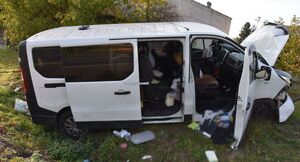 Uszkodzony Renault Trafic stoi w rowie