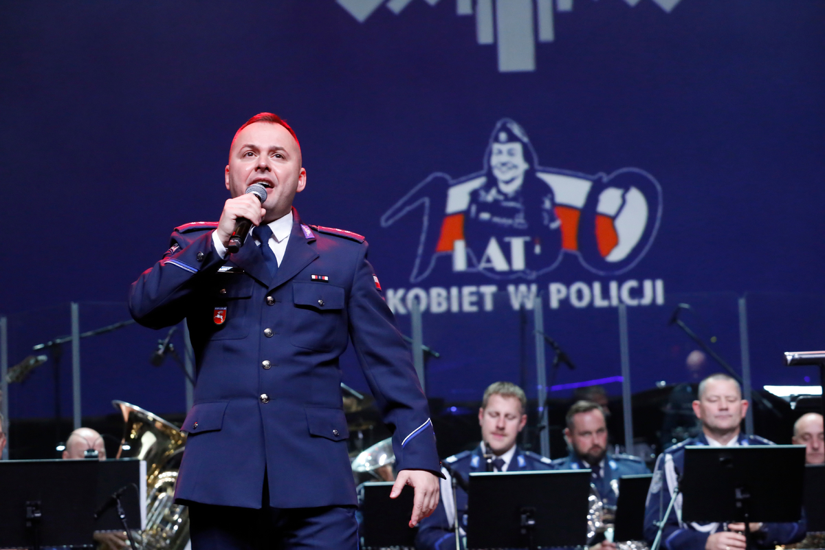 Policjant spirant Paweł Cieliczko śpiewa piosenkę podczas gali.