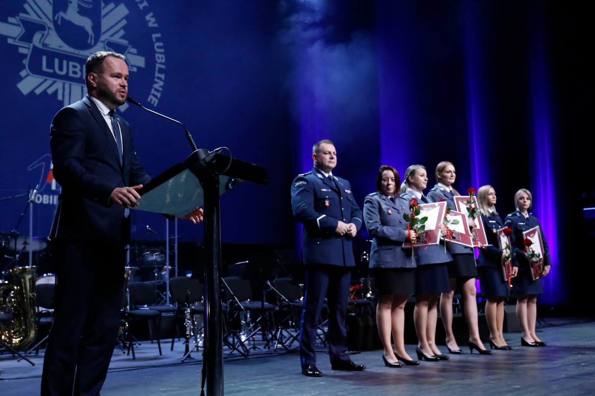 Wojewoda Lubelski Krzysztof Komorski przemawia do zaproszonych gości.