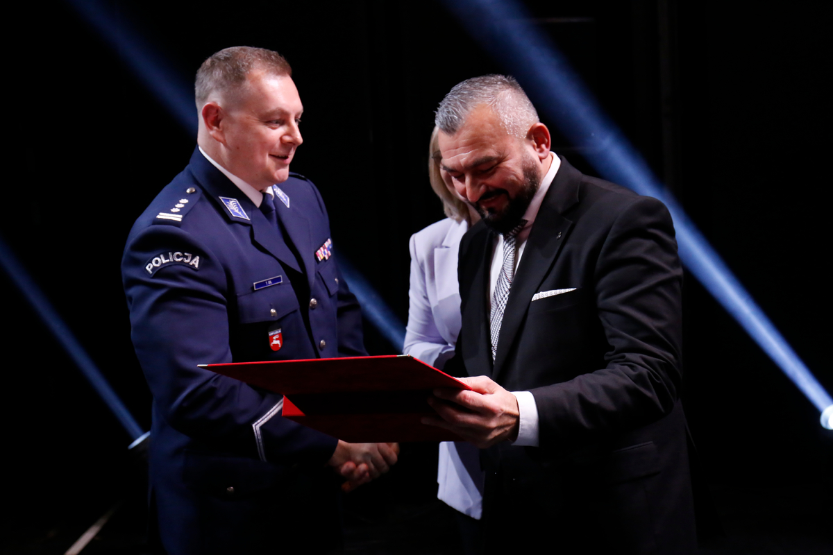 inspektor Tomasz Gil odebrał Dyplom uznania dla Komendy Wojewódzkiej Policji w Lublinie z okazji jubileuszu 100-lecia powołania Policji Kobiecej.