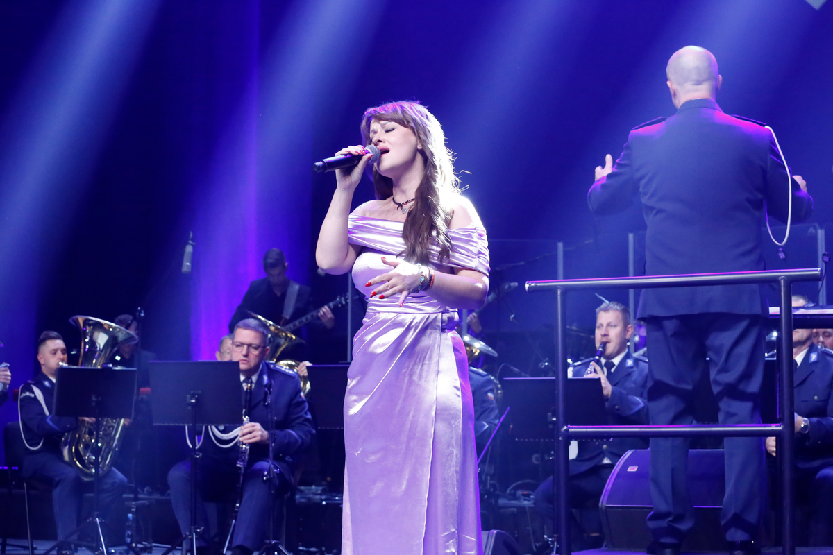 Wokalistka Agnieszka Wiechnik śpiewa podczas gali.