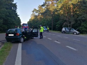 rozbite samochody na miejscu wypadku