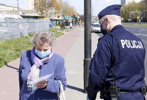 kobieta i policjant na ulicy w maseczkach