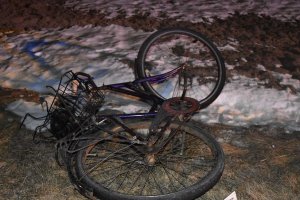 Uszkodzony rower leży na ziemi