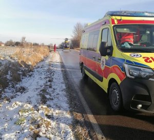 Służby medyczne na miejscu wypadku drogowego