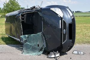 Samochód marki Ford leży na jezdnia na prawym boku